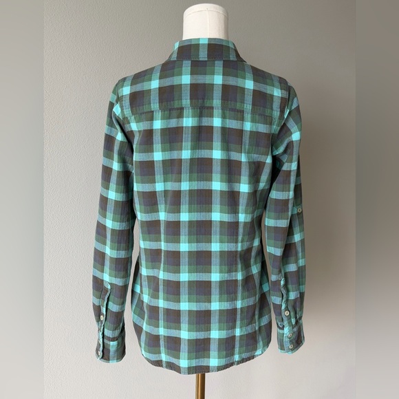 The North Face Women’s Fitted Plaid Cotton Roll-Tab Button Down Shirt - Picture 4 of 16